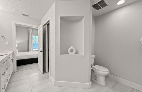 Family-Friendly 3-Bedroom Condo for 6 and 5 min to Disney - Photo 3