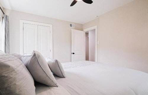 Luxury 4BR Retreat 10 Mins to Downtown & Lake - Photo 28