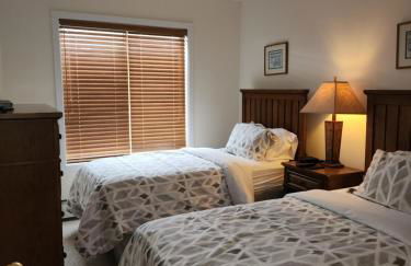 Mt Snow Condo with Pool Mountain Views Half Mile to Mtn - Photo 17