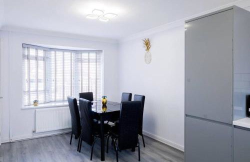 Spacious Cosy 3-Bedroom Home - Photo 27