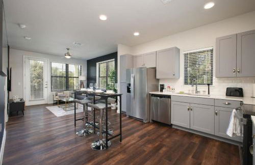 2BR Escape w Parking&Pool, Near Rvrwlk & Conv Ctr - Foto 65