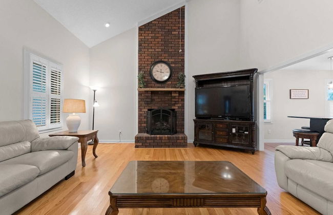 Sleeps 22, Lakefront w/ Private Dock & Pool, 2 Houses Lake Living by Avantstay - Foto 73