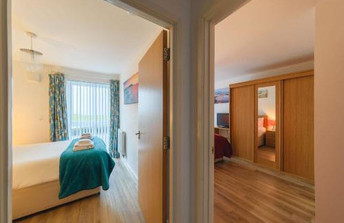 Panoramic Sea-View Family Appartment , Free Parking, Sleeps 6 , Walk to Beach, Station, & Town - Foto 27