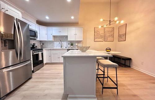 Quiet Community, Stylish Escape - Photo 4