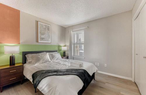 Stylish City Getaway 2B - Sleeps 6 - Pool, Prkg - Foto 21