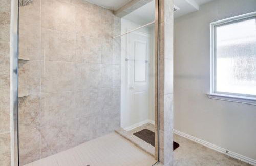 Meticulously-maintained 3-BR Townhouse w/ Backyard ~ Double-Story! - Foto 42