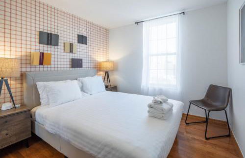 Stairway 3BR Apt w W D Ideal for Groups - Foto 12