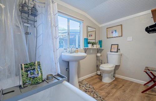 Cute Peaceful Tiny House Getaway w Backyard - Foto 6