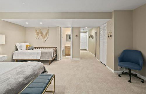 4BR Townhome, Close to Shops & Restaurants, 40 Mins to DC - Foto 12