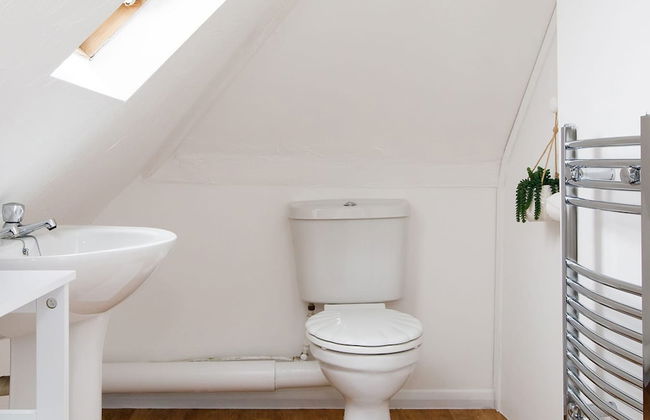 Bright Modern 4 br House 100 Metres From Beach - Photo 41