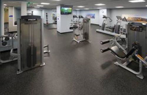 Modern High-Rise Condo in Central Downtown | Gym - Foto 33