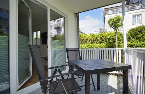 Terrasse, gratis Nutzung vom AHOI Erlebnisbad und Sauna in Sellin - Villa Karola FeWo 02 - Foto 12