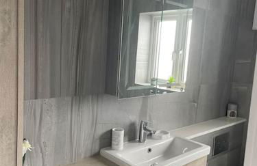 Brand New Big House with garden and free parking - Foto 17