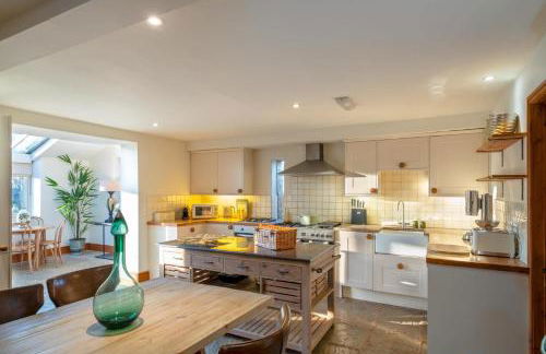 Willowberry Barn - Exclusive Home with Hot Tub - Photo 15