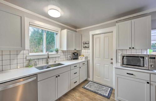 Modern Redmond Home with 2 Fireplaces and Yard! - Foto 9