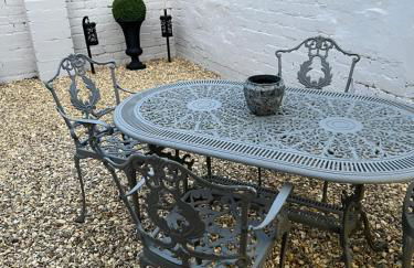 The Lily Pad - Boutique Townhouse, a short walk to Town Center and Racecourse - Photo 12