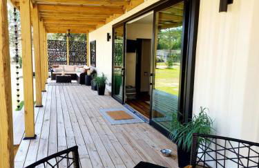 "Glamtainer" One of a kind Romantic Luxe Retreat, 8 Minutes to Emerald Beach, Outdoor Haven - Foto 5