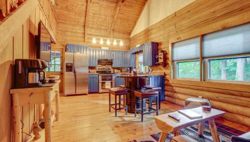 Soak in Hot Tub, Explore Outdoors Cleveland Cabin - Foto 5