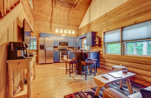 Soak in Hot Tub, Explore Outdoors Cleveland Cabin - Foto 5
