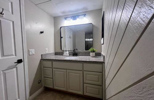 Bright & Spacious 5BR Modern Vacation Home - Near Disneyland & Beaches - Photo 26