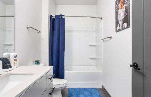 Bright & Cozy 2BR Retreat w Parking Broad Ripple - Foto 37