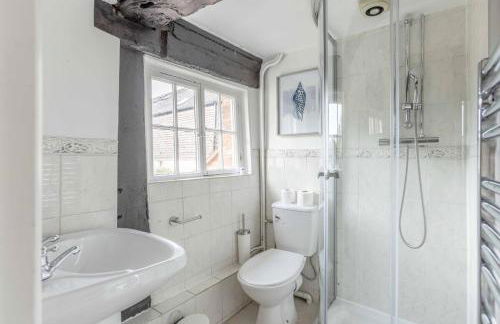 Charming 3BR Cottage Near Windsor and Sights - By Tempstay - Foto 21