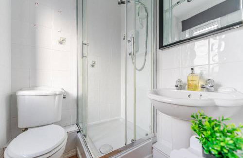 Modern Three Bedroom House Free parking wifi - Foto 7