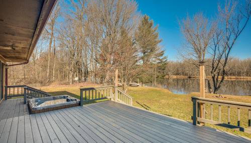 Pet-Friendly Tomahawk Home Deck and Private Hot Tub - Foto 2
