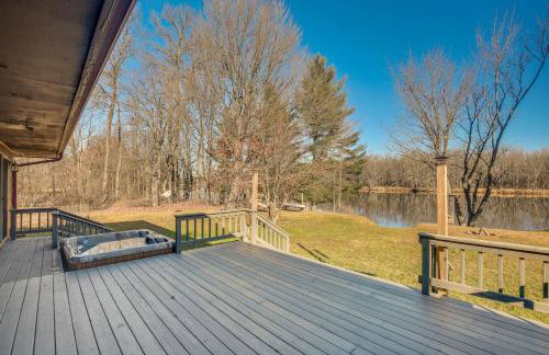 Pet-Friendly Tomahawk Home Deck and Private Hot Tub - Foto 2