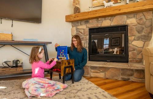 Cozy Retreat HotTub, FirePit, Arcade Fun & Dogs! - Foto 7