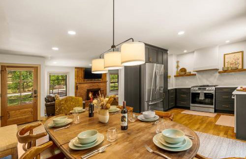 Riverside Luxury Cabin with Hot Tub, Fire Pit, Patio, by Forest & Peak Retreats - Foto 17