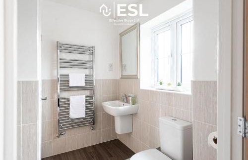 Large Modern 4 Bedroom House in Uttoxeter, Near Alton Towers, Great for Families - Foto 16