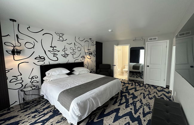 Lighthouse Inn & Suites - Photo 21