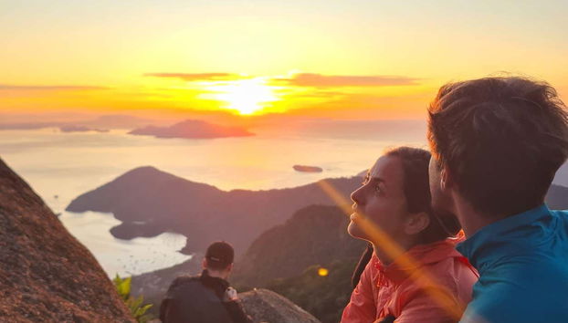 Casal desfrutando do nascer do sol
