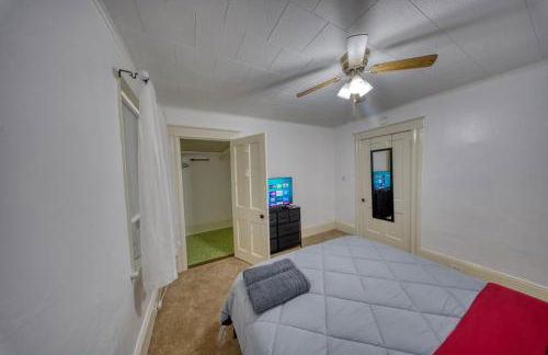 Charming 2-Bedroom, 1-Bath Getaway - Foto 11