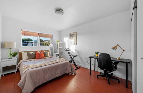 Entire Private Home with 4 Bedrooms 2 Bathrooms, Garage & Gated Yard, Near San Diego Gaslamp, Beach, Available Now - Foto 10