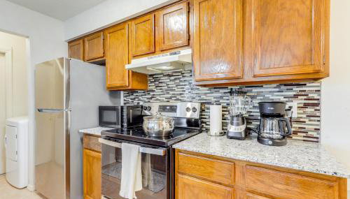 Home with Fenced Yard Near Dtwn Rogers! - Foto 2