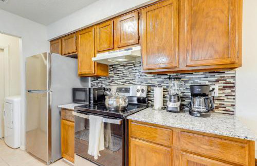 Home with Fenced Yard Near Dtwn Rogers! - Foto 2