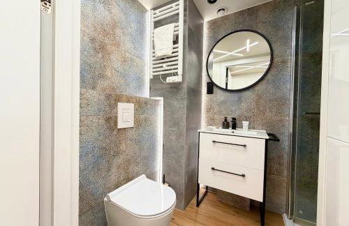 Wrocław Airport Studio with Mezzanine by BookingHost - Foto 18