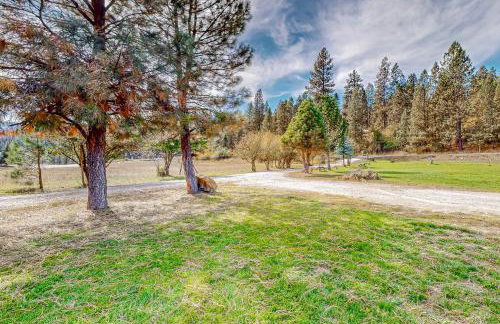 Rustic Cabin with Decks and Hot Tub in Garden Valley! - Foto 31