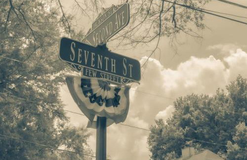 Wrap-Around Porch Uptown Stay-Pets Welcome! - Foto 38