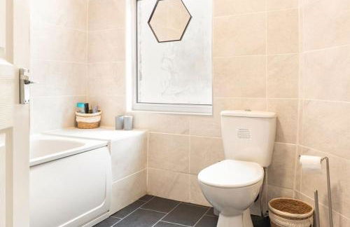 3-bedroom Home in Liverpool L15 with FREE Parking - Foto 8