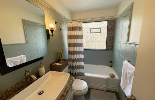 New! Cozy 4-bedroom w/ free parking. Dogs welcome! - Foto 10