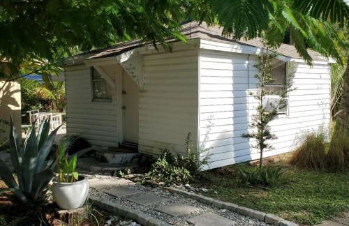 1 Beige Cozy Bungalow or 1 White Cozy Efficiency Cottage in Titusville - Foto 29