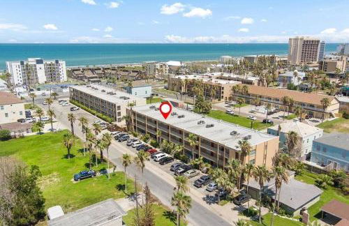 Lovely 2 Bed 2 Bath 2nd Floor Condo By Beach - Foto 1