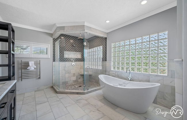 8BR Villa with Heated Pool Near Beach - Foto 53