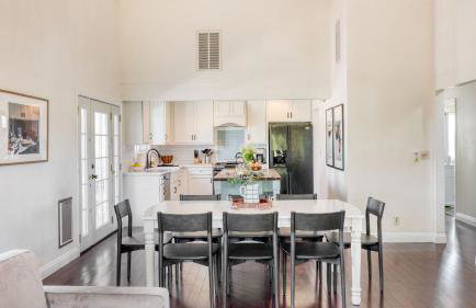 Stunning Escape • Hot Tub Panoramic View Prime Location Hilltop by AvantStay - Photo 14