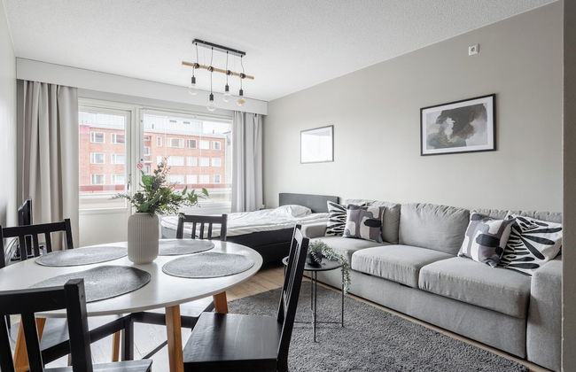 1BR Apartment with Balcony next to Railway Station - Foto 1