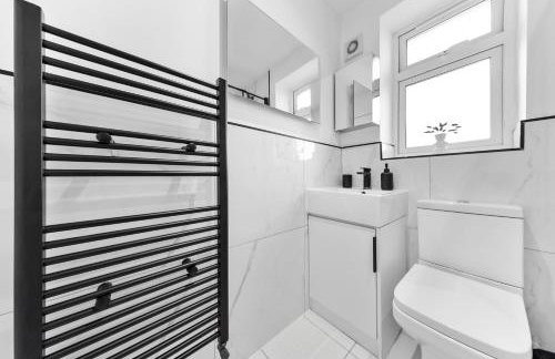 AC & Private Drive Stylish 4BR 5 Beds 8 Guests Wifi And Parking - Photo 45