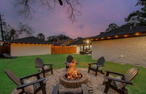 5-BD Modern Central Getaway w Hot Tub - Mins to DT - Foto 29